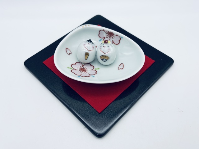 豆ひな人形桜絵(台皿.黒台座付き)