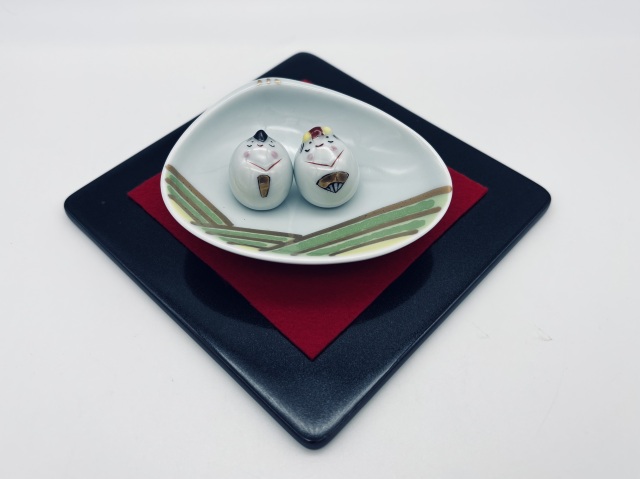 豆ひな人形青海波(台皿.黒台座付き)