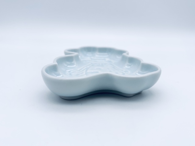 マント異人 刻の小皿