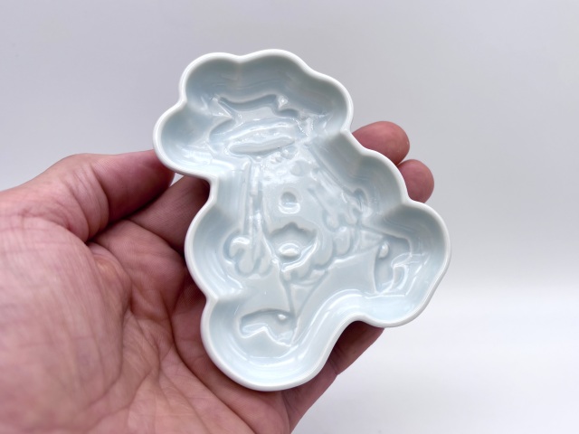 マント異人 刻の小皿