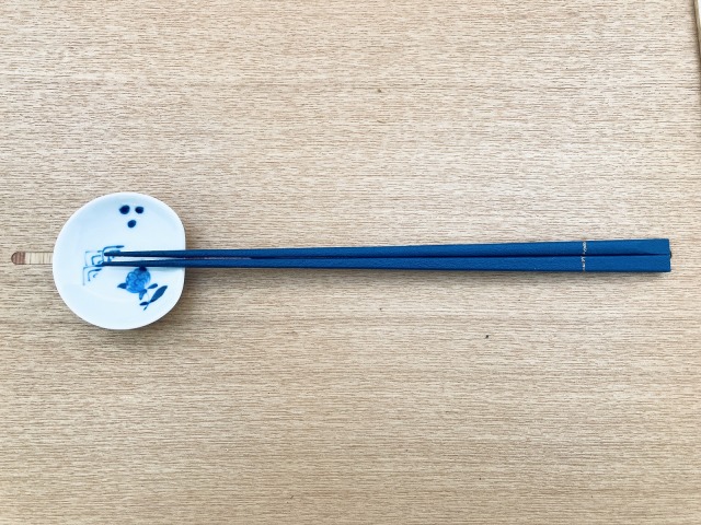 異人づくし片切箸置き しん窯青花