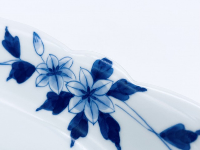 染付鉄線花小判深皿