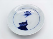 カール紅毛人　反5寸皿（線彫）　しん窯青花　限定商品