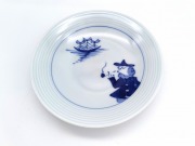 パイプ異人　反5寸皿（線彫）　しん窯青花　限定商品