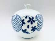 桜亀甲に地文丸壺 青花匠限定商品