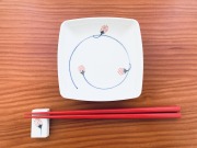 (赤)つるいちごスクエアプレートS  しん窯青花匠
