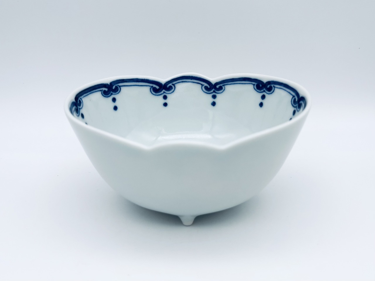 如意文三つ足楕円小付 しん窯青花匠