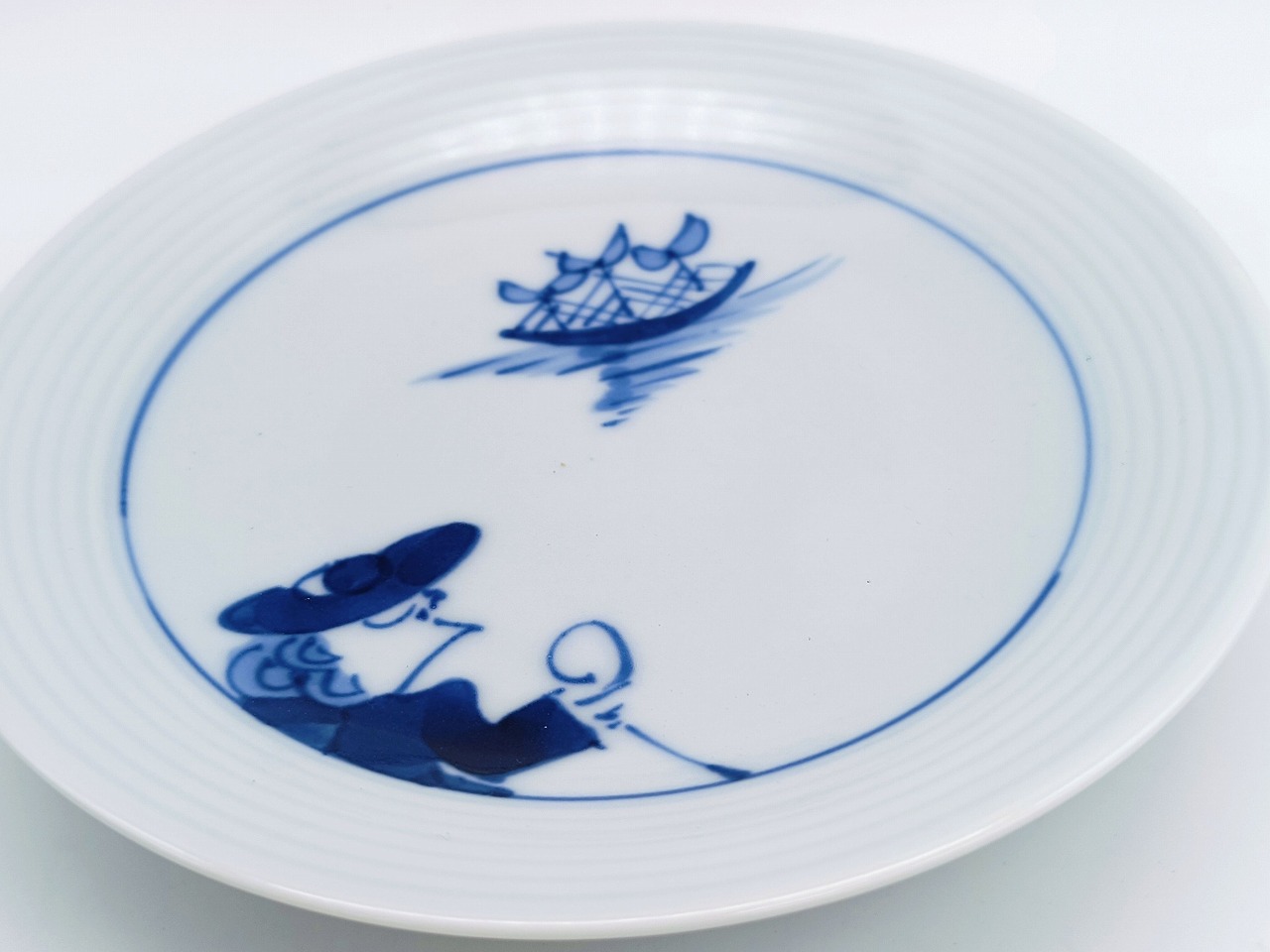 ステッキ異人　反5寸皿（線彫）　しん窯青花　限定商品