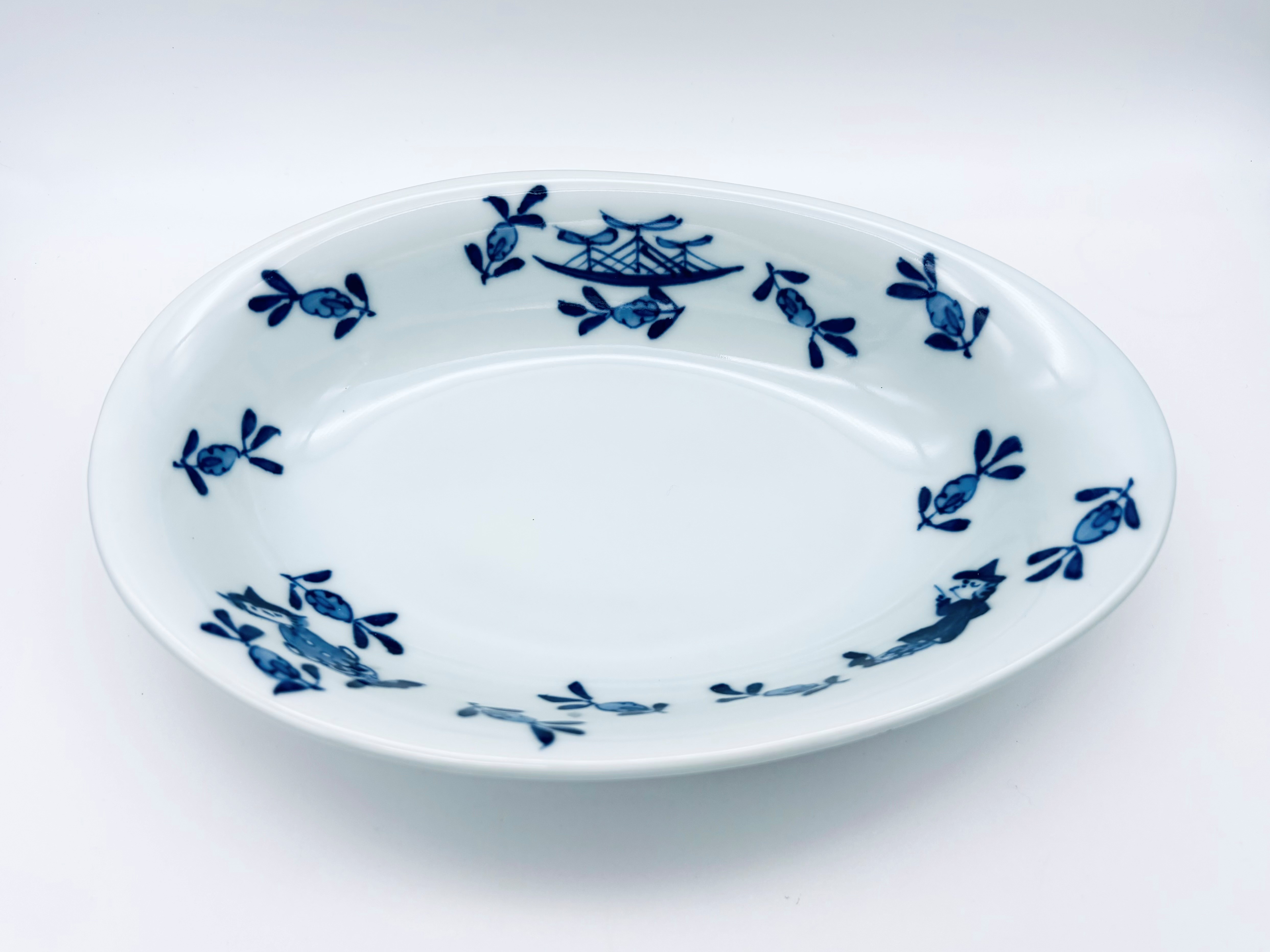 鎌倉購入♡白地に青い花と波のような蔓模様の小皿♡上品な金彩♡手描き♡１〜４枚♪ 濃唐草帆船両切カレー皿 しん窯 青花