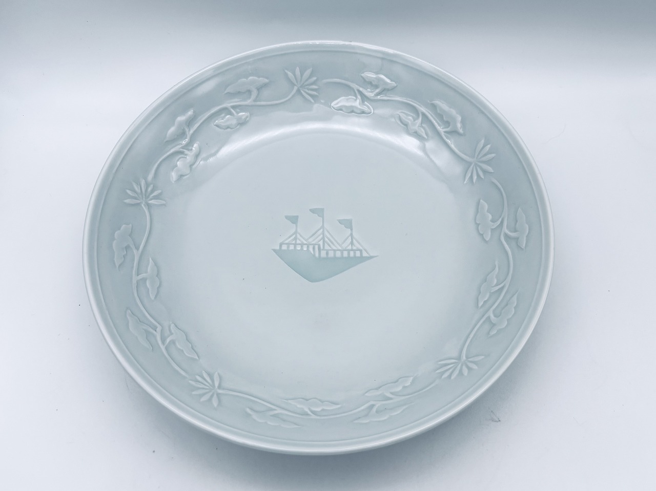 陽刻唐草帆船丸鉢