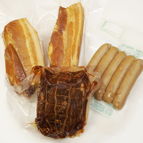 【冷凍】グリーンマークつるし燻りベーコン・肩ロースチャーシュー・あらびきウインナーのセット　～野菜ソムリエＮＡＨＯのレシピ付～ ＦＧ-３４(冷凍)