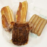 【冷凍】グリーンマークつるし燻りベーコン・肩ロースチャーシュー・あらびきウインナーのセット　～野菜ソムリエＮＡＨＯのレシピ付～ ＦＧ-３４(冷凍)