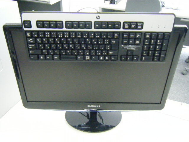 使用していない時のキーボードはモニターの上へ！デスクのスペースを広げて、作業効率アップ！【つくえりあ】 × 1個セット