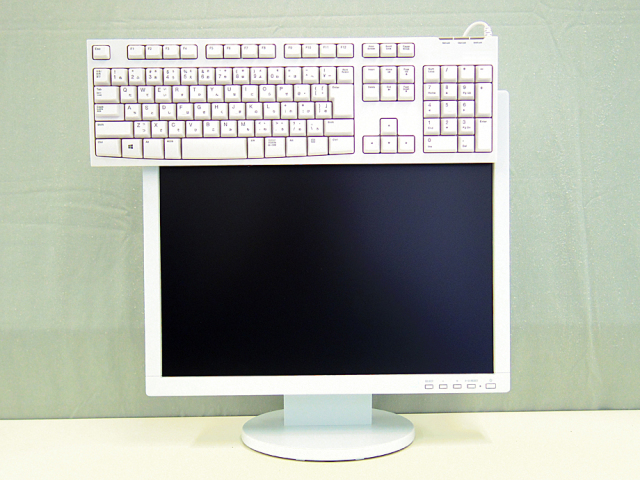 使用していない時のキーボードはモニターの上へ！デスクのスペースを