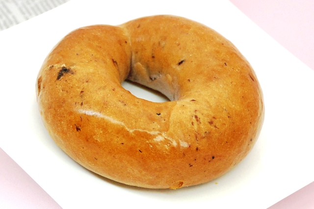 もちもち食感！目に良いというわれる“ブルーベリー”が生地いっぱいに練り込まれた『ブルーベリーベーグル』♪