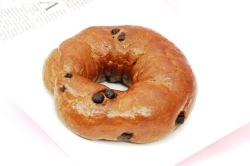 もちもち食感！ぶつ切りチョコが散りばめられたチョコ尽くしの『チョコチップベーグル♪』
