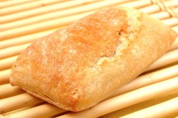 サンドウィッチにぴったり！オリーブオイルを使った長方形のパン『チャパタ』♪