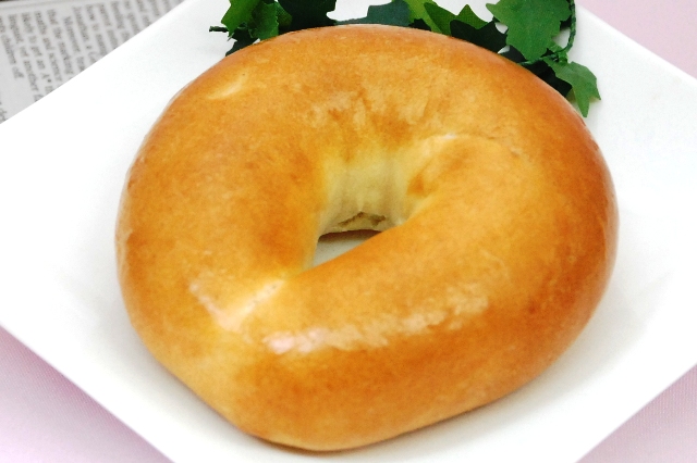 もちもち食感！“ベーグルサンド”など何にでもアレンジ可能な優れもの『プレーンベーグル』♪