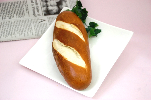そのままでも美味しい『ラウゲンバゲット』♪ソーセージを挟めばジャーマンドックのできあがり♪