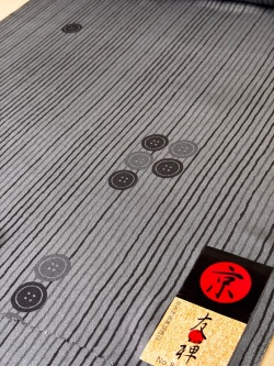 【京友禅】【1点限り】正絹おしゃれ用長襦袢反物　＜グレー縦縞にボタン＞　