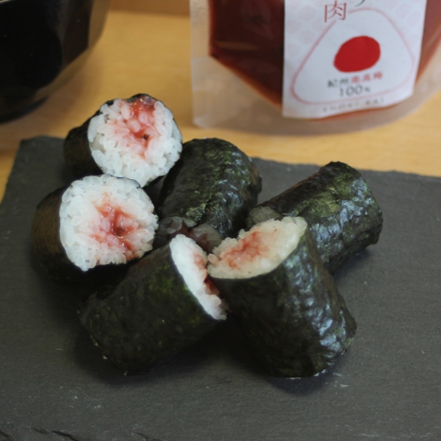 おにぎり梅肉：のり巻き