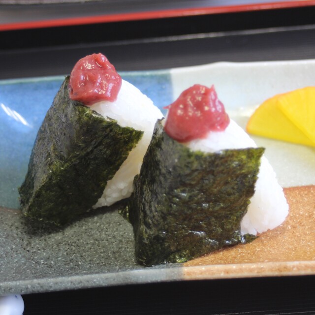 勝負おにぎりの具は梅です（旨紫蘇味）