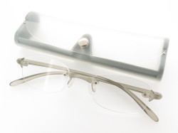 オシャレ 軽量 超弾性 コンパクト メンズ 老眼鏡 シニアグラス 非球面 縁なし グレー