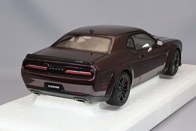 オートアート コンポジット 1/18 ダッジ チャレンジャー R/T