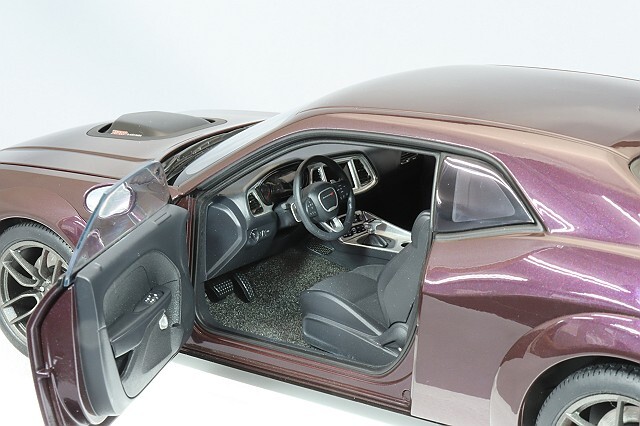 オートアート コンポジット 1/18 ダッジ チャレンジャー R/T