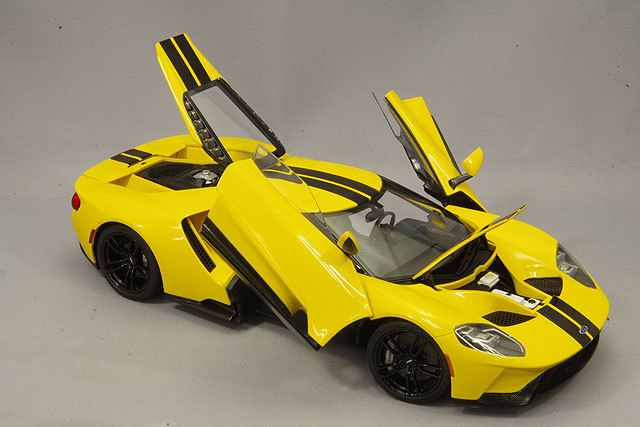 オートアート コンポジット 1/18 フォード GT 2017 イエロー/ブラック