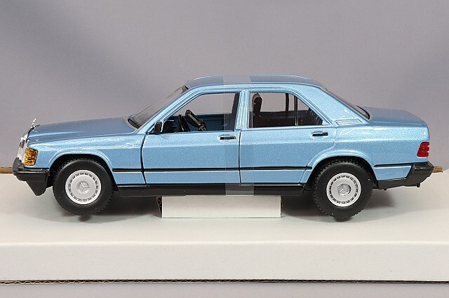 ブラゴ 1/24 メルセデスベンツ 190E 1987 ダイヤモンドブルー