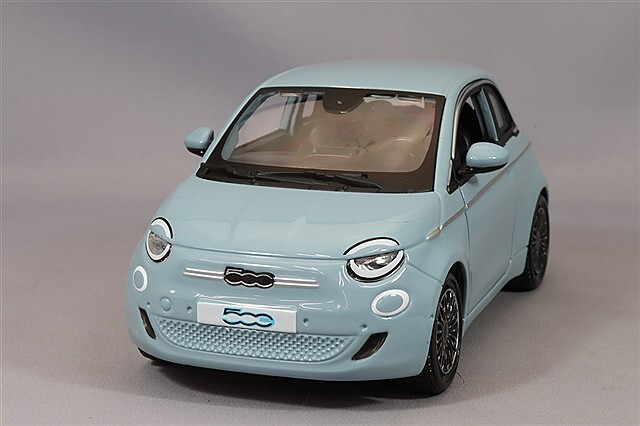 1/24フィアット500e（カスタム品） ブラゴ 1/24 フィアット 500e (2003) ライトブルー : キッド