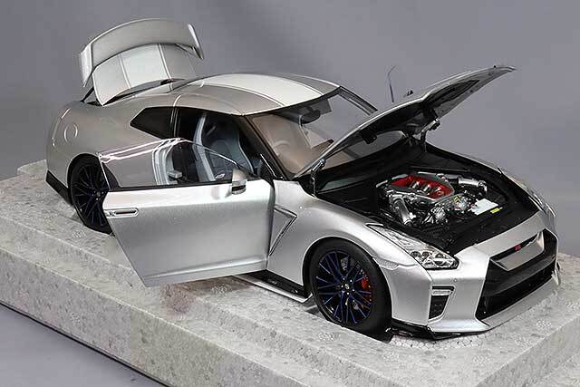 MOTORHELIX 1/18 日産 GT-R R35 50thアニバーサリー