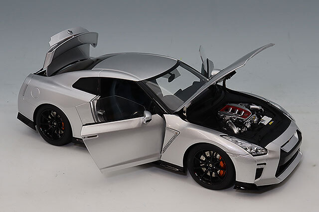 MOTORHELIX 1/18 日産 GT-R (R35) トラックエディション Engineered By