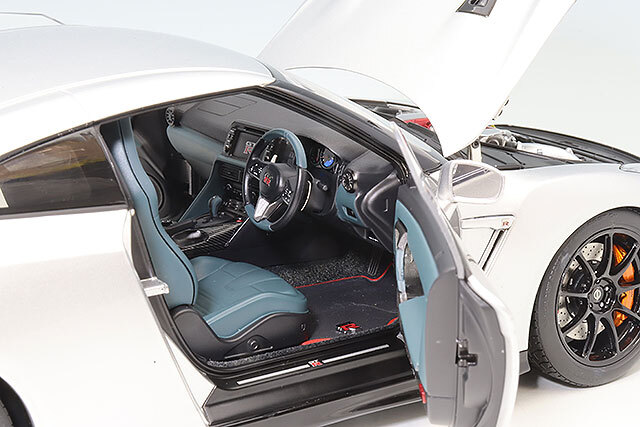 MOTORHELIX 1/18 日産 GT-R (R35) トラックエディション Engineered By