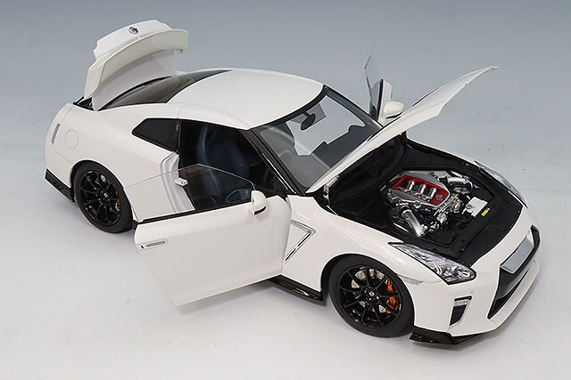 MOTORHELIX 1/18 日産 GT-R (R35) トラックエディション Engineered By