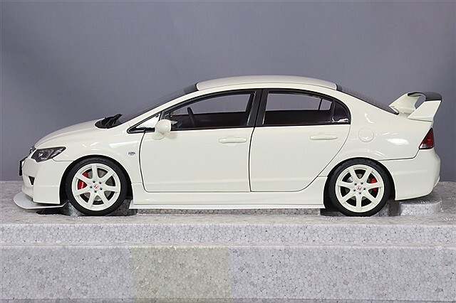 MOTORHELIX 1/18 ホンダ シビック タイプR (FD2) 2007 前期型