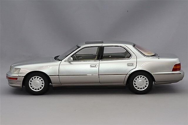 XiaoGuang MODEL 1/18 レクサス LS400 1993 シルバー