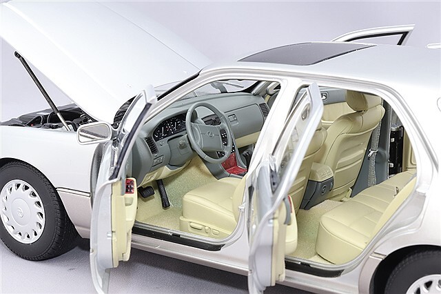 XiaoGuang MODEL 1/18 レクサス LS400 1993 シルバー