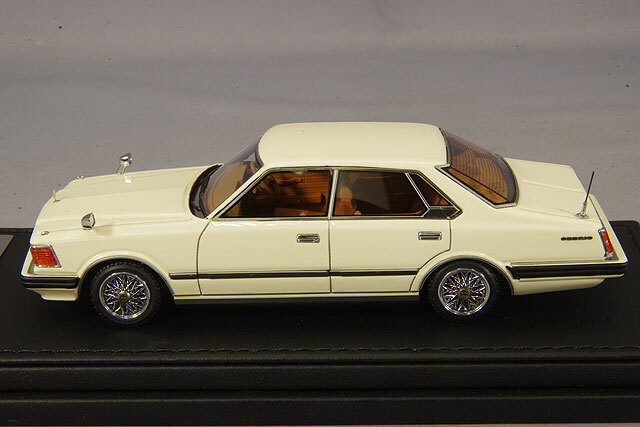 イグニッションモデル 1/43 日産 セドリック (P430) 4ドア ハード 