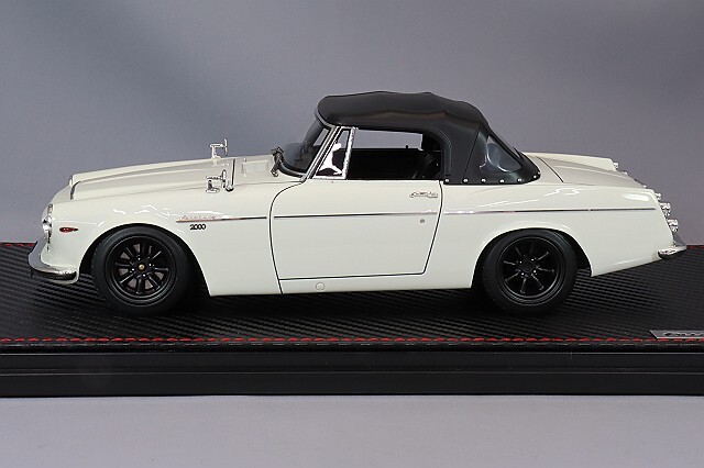 海外並行品 イグニッションモデル 1/18 ダットサン フェアレディ 2000 