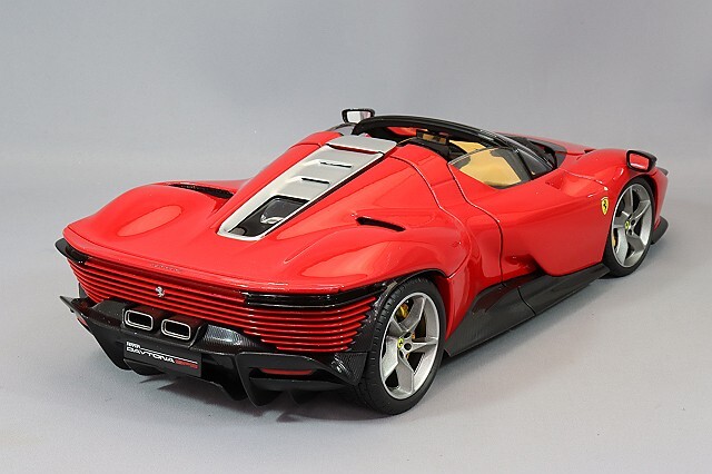 ブラゴ 1/18 フェラーリ デイトナ SP3 クローズルーフ 2022 レッド