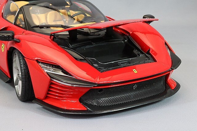 ブラゴ 1/18 フェラーリ デイトナ SP3 クローズルーフ 2022 レッド