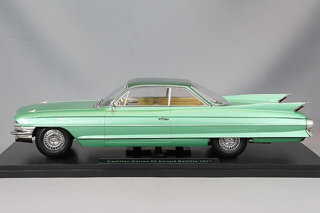 KKスケール 1/18 キャデラック シリーズ 62 クーペ デビル 1961 ライト