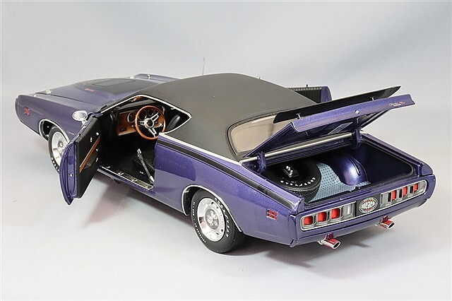 AMERICAN MUSCLE 1/18 1970 ダッジ チャージャー R/T 1970 Dodge Charger R/T Black with White Tail Stripe