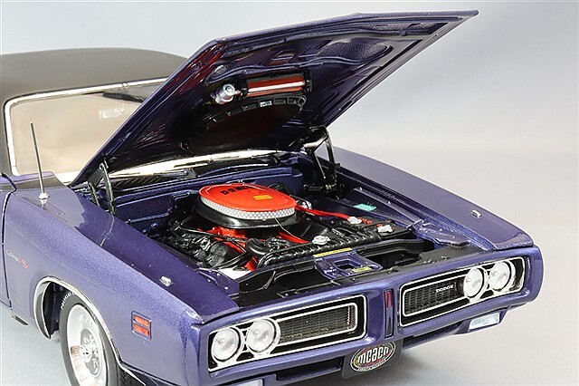 ミニカー　1/18 1971 ダッジ チャージャー R/T FC7(プラムクレージー) [AMM1330] 1971 ダッジ チャージャー R/T FC7 プラムクレージー (ミニカー