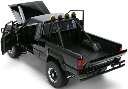 JADA 1/24 トヨタ SR5 ピックアップ 1985 ブラック/スケートボード付