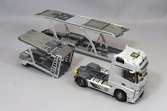 GCD 1/64 メルセデスベンツアクトロス 2 左ハンドル シルバー