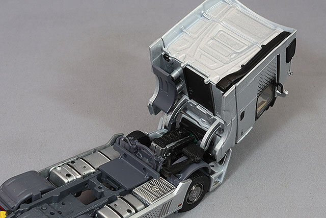 GCD 1/64 メルセデスベンツアクトロス 2 左ハンドル シルバー