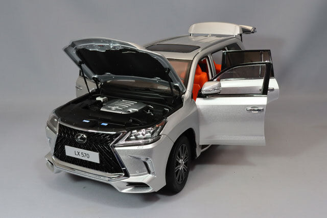 LCDモデル 1/18 レクサス LX570 シルバー